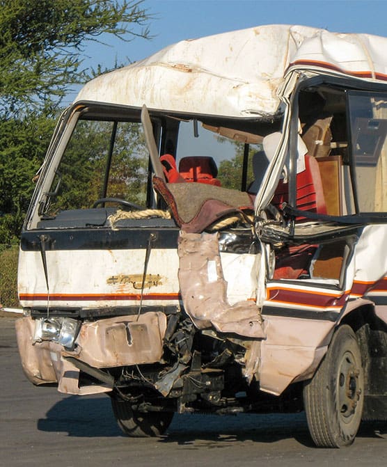 Fotografíagrafía de un autobús siniestrado tras un accidente.