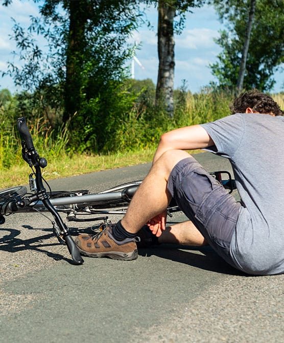 Fotografíagrafía de un ciclista herido tras un accidente de bicicleta.