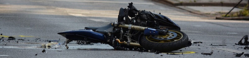 Fotografíagrafía de una motocicleta dañada tras un accidente.