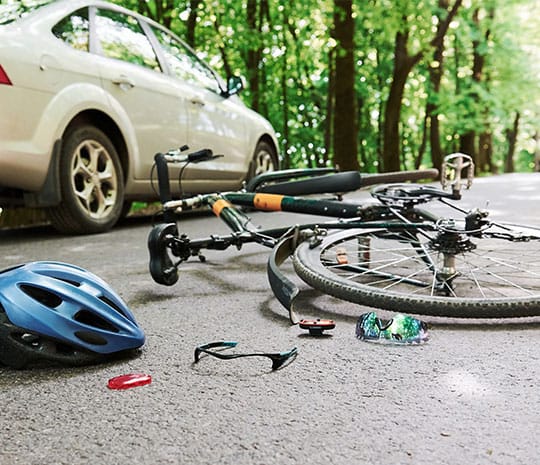 Fotografíagrafía de un accidente de tráfico que involucra a un ciclista.