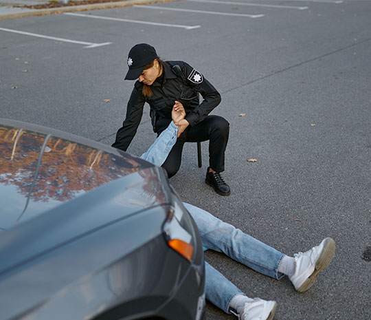Fotografíagrafía de paramédicos atendiendo a una persona tras un accidente de peatón.