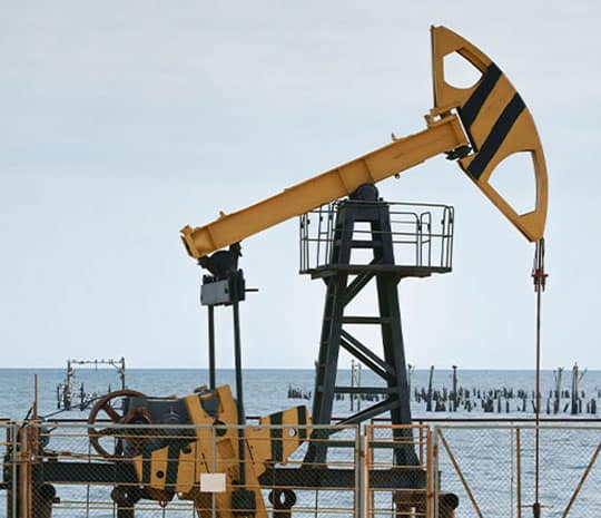 Fotografíagrafía de una plataforma de perforación de petróleo relacionada con demandas por accidentes en campos petroleros.
