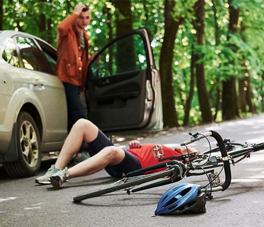 Fotografíagrafía de un ciclista herido tras caer en un accidente.