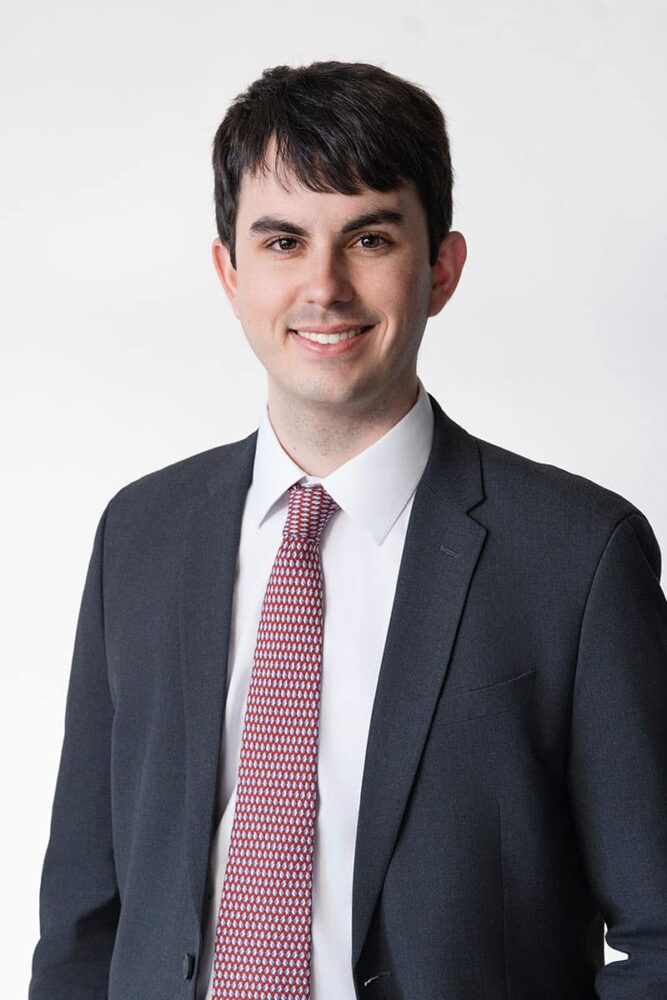 Fotografíagrafía de Daniel Zonas, abogado en McIntyre Law Firm.