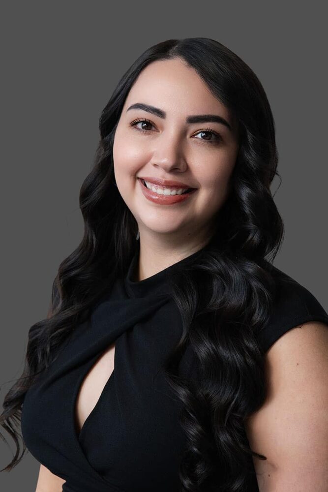 Fotografíagrafía de Lorena Rivera, asistente legal e intérprete de español en McIntyre Law Firm.