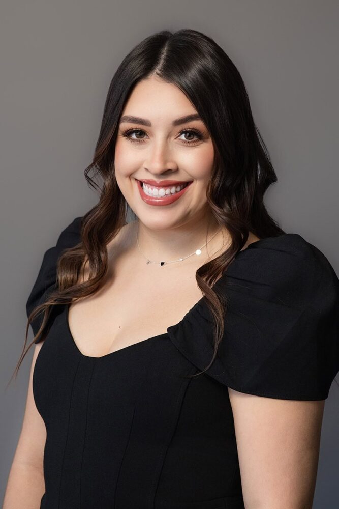 Fotografíagrafía de Alyssa Pena, recepcionista y traductora de español en McIntyre Law Firm.