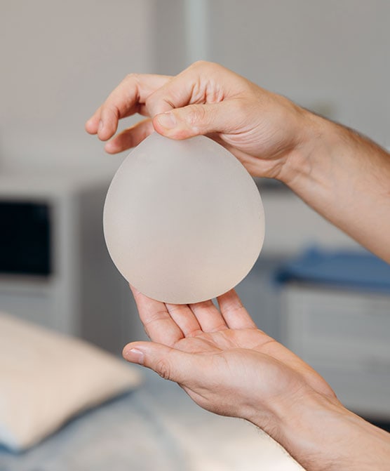 What are the risks of keeping recalled Allergan breast implants?
